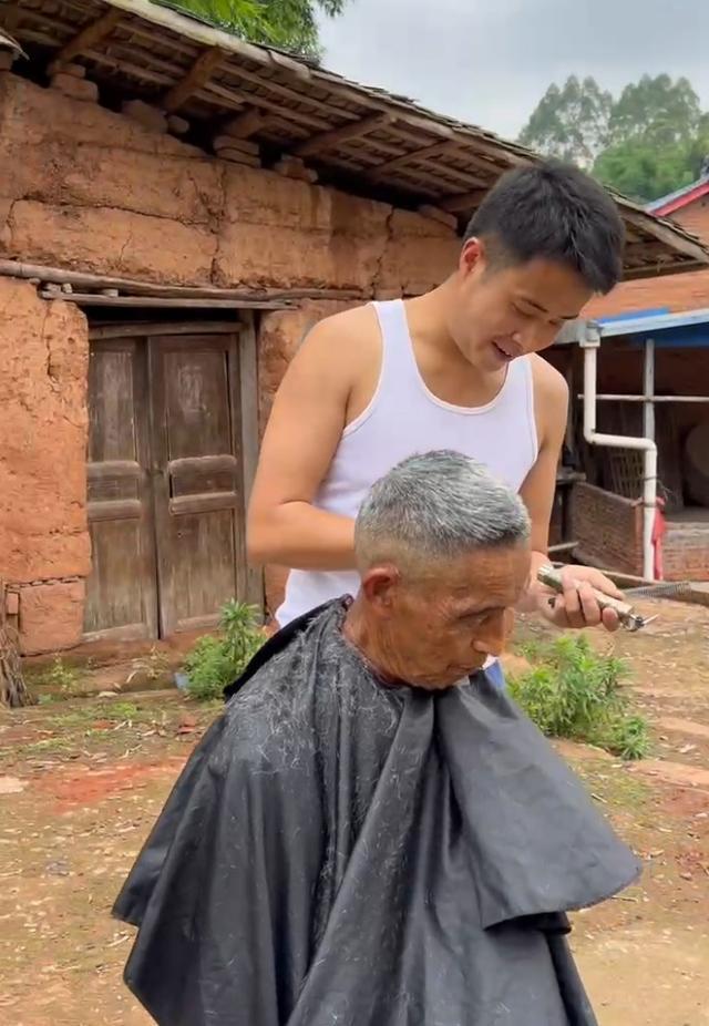 95后退伍军人免费给村里老人剪发：老人走去镇上要三个多小时，理发时和他们聊天很开心