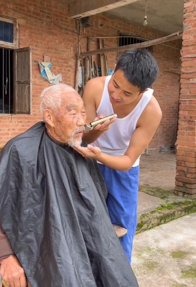 95后退伍军人免费给村里老人剪发：老人走去镇上要三个多小时，理发时和他们聊天很开心