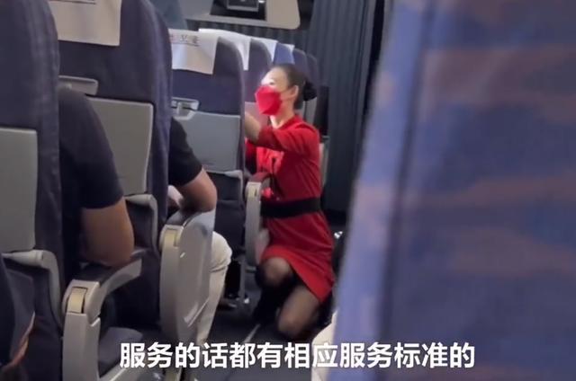 川航回应空姐跪地安抚乘客半小时：客舱部服务有相应标准，一切要按照要求来