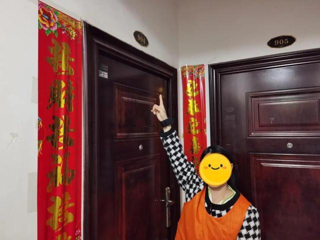 塑料姐妹？为讨男友欢心，女子偷闺蜜金手镯变卖18000元给男友买苹果手机，准备用剩下的钱带他去旅游