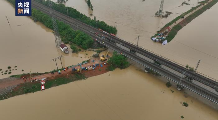 突发！特大暴雨河堤溃口！正紧急救援！最新消息→