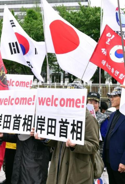 日媒：欢迎和反对岸田访韩的团体分别在总统府前示威，高喊各自口号
