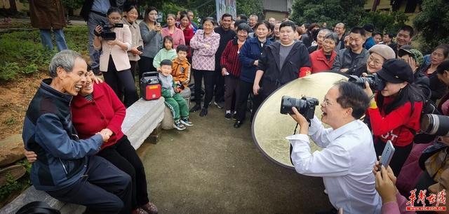 今天，你微笑了吗？全国道德模范李国武为百对夫妻拍幸福笑脸