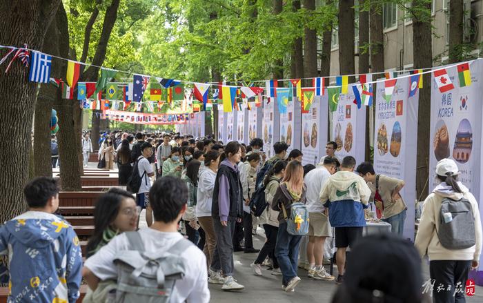 南非博士茶、马来西亚娘惹糕……走进上海财大享“一带一路”美食嘉年华