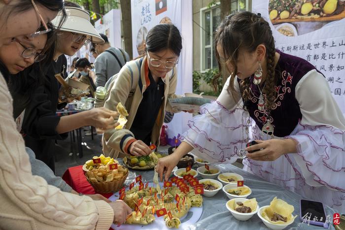 南非博士茶、马来西亚娘惹糕……走进上海财大享“一带一路”美食嘉年华