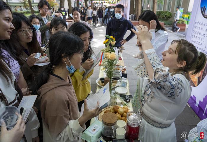 南非博士茶、马来西亚娘惹糕……走进上海财大享“一带一路”美食嘉年华