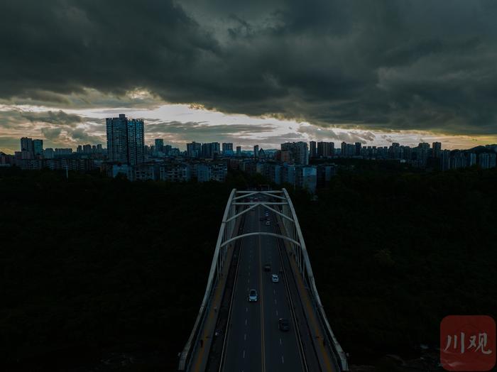 广安：壮观！山雨欲来黑云压城