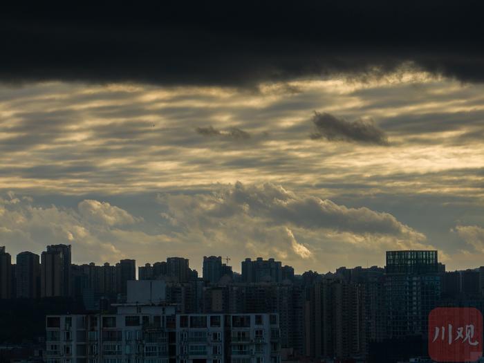 广安：壮观！山雨欲来黑云压城