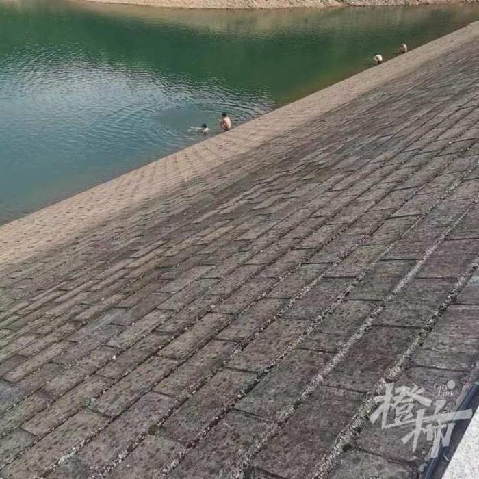 义乌男子在“禁游”水库中游泳，上岸后与安全员起冲突。派出所出来后，他发布了一则剪辑后的视频……
