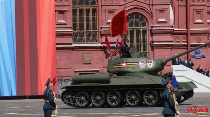 ↑T-34/85中型坦克成为本次唯一一辆受阅的坦克