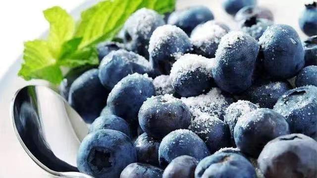 蓝莓大量上市，如何正确清洗？白霜可以吃吗？这些知识你需要了解→