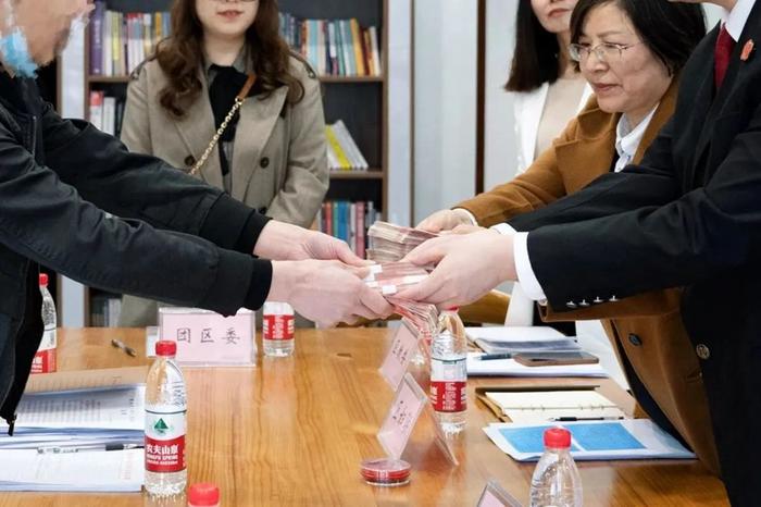将过渡金交付到谭某手中