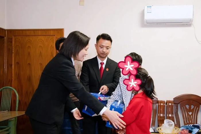 到孩子家中走访慰问