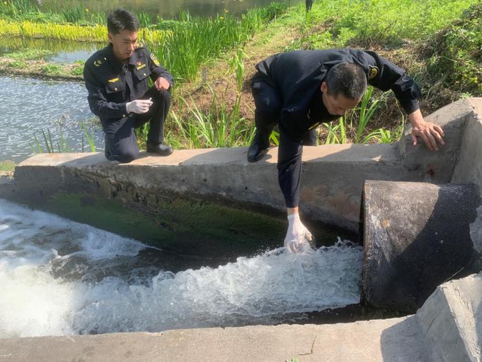 川渝跨界流域水环境联合执法 执法人员排查121点位发现问题266个