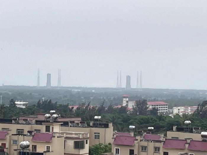 从民宿楼顶平台远眺发射塔。 时代财经/摄