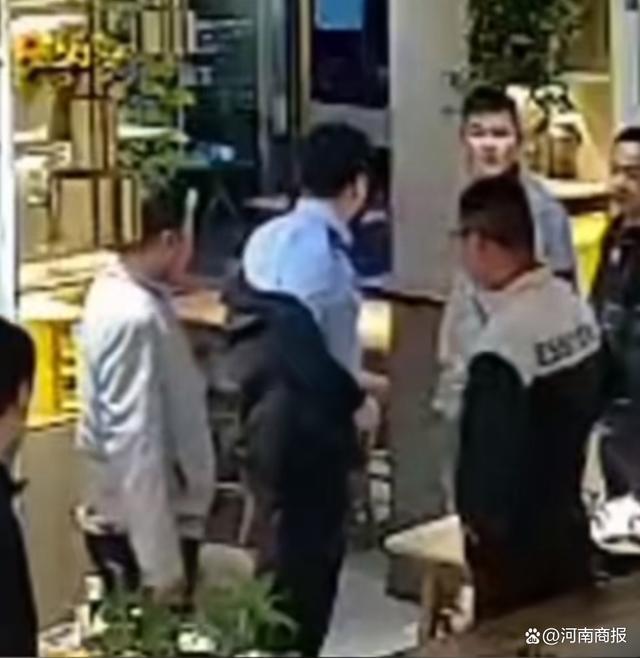 用制服来制服！洛阳这位民警遇顾客冲突，亮警服秒“止战”