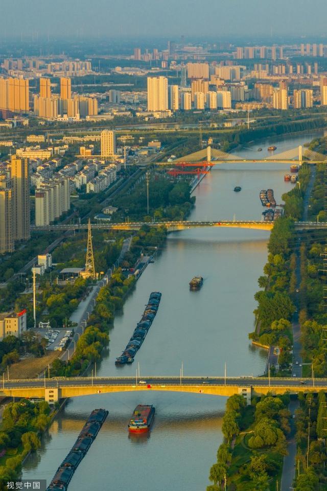 江苏淮安：货船往来京杭大运河上