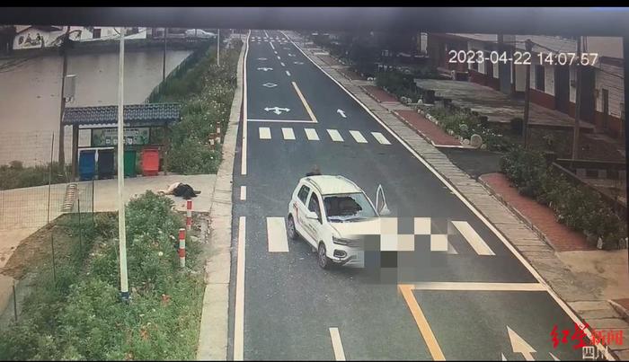 ↑肇事司机离开现场 视频监控截图
