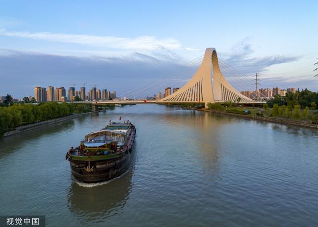 江苏淮安：货船往来京杭大运河上