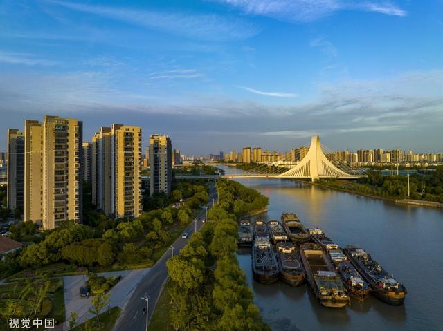 江苏淮安：货船往来京杭大运河上