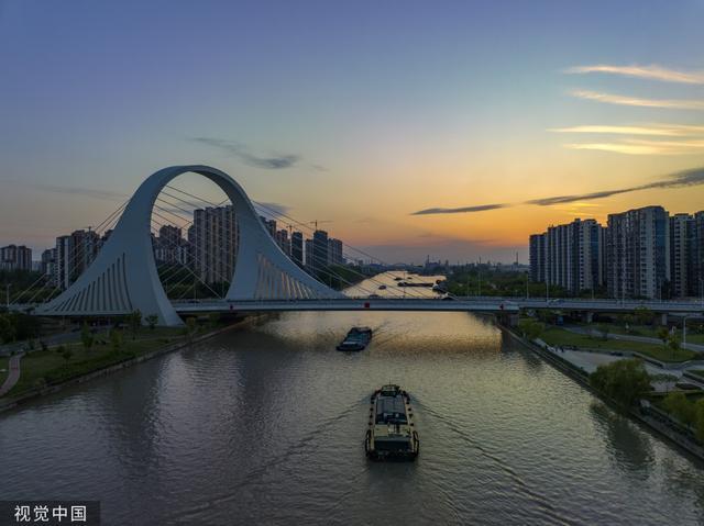 江苏淮安：货船往来京杭大运河上