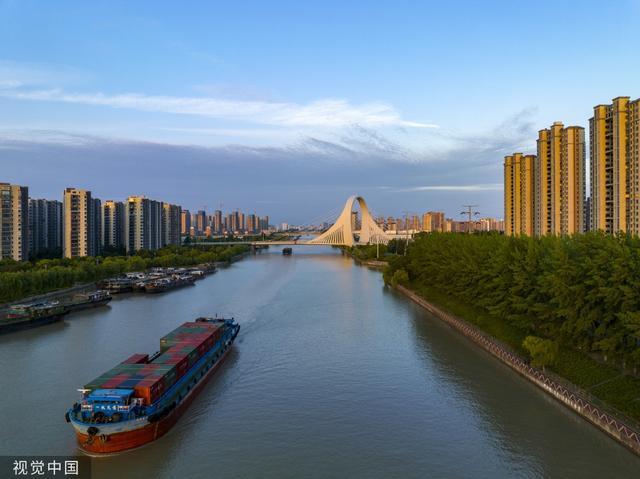 江苏淮安：货船往来京杭大运河上