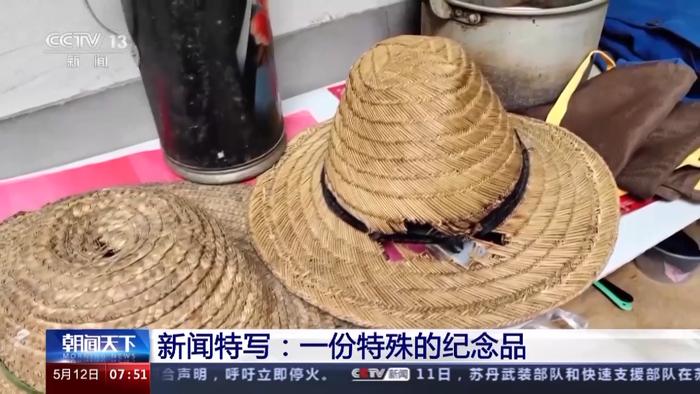 这双数过无数煤饼的大手，捧出了金子般的心……