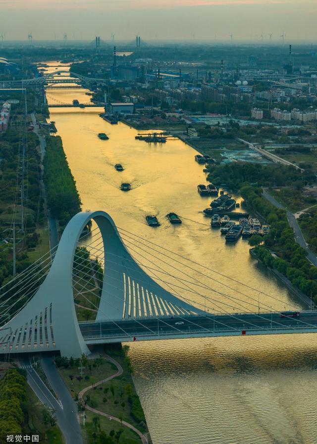 江苏淮安：货船往来京杭大运河上