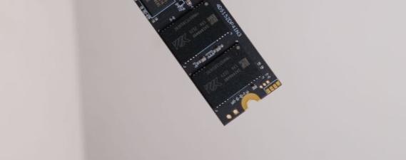 采用长江存储原厂颗粒的致态 TiPro7000