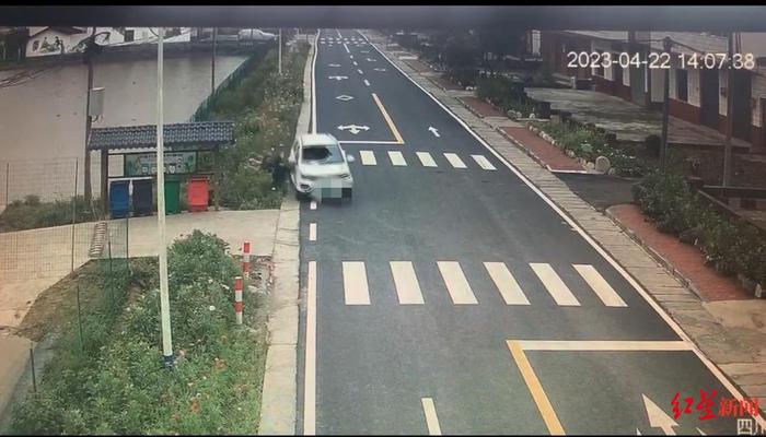 ↑肇事车辆将路边女子撞倒 视频监控截图