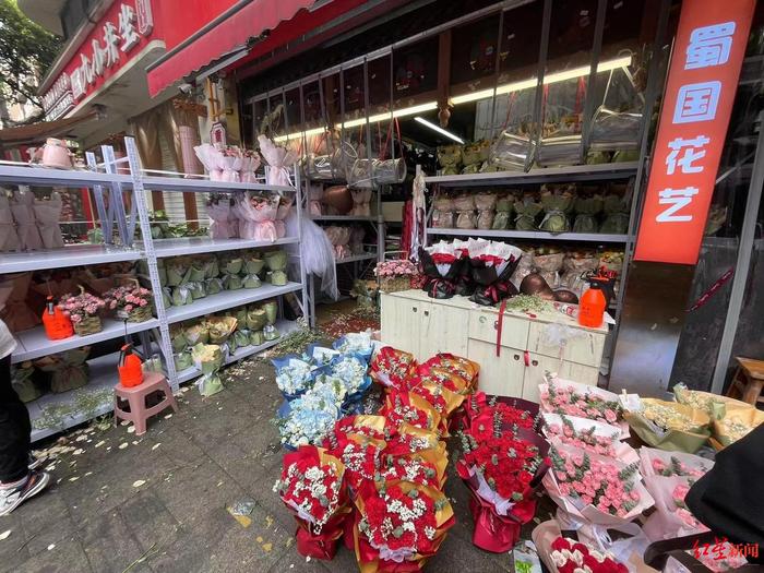 母亲节的“妈妈经济”：花店一天接上千单，闪送小哥凌晨就开始抢单