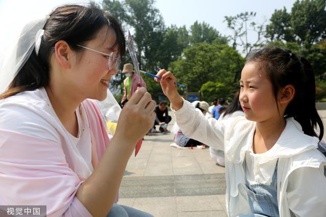 江苏连云港开展母亲节活动 激发孩子感恩之心