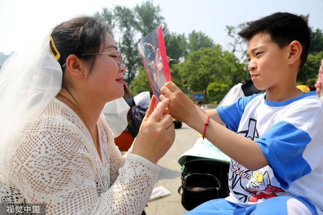 江苏连云港开展母亲节活动 激发孩子感恩之心