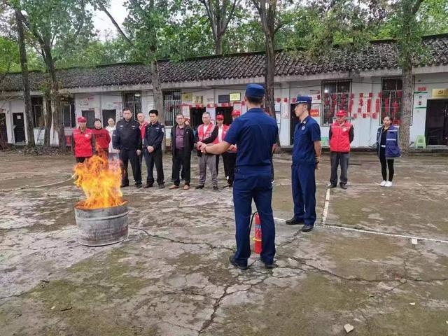 防灾减灾在平时 民警给群众普及避险自救“小技能”