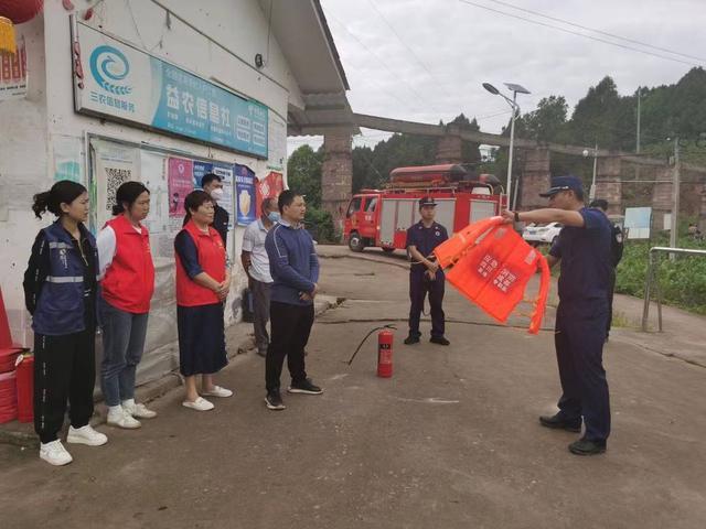 防灾减灾在平时 民警给群众普及避险自救“小技能”