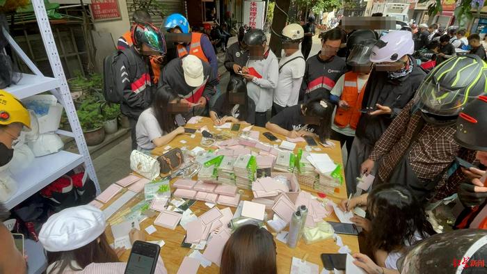 母亲节的“妈妈经济”：花店一天接上千单，闪送小哥凌晨就开始抢单