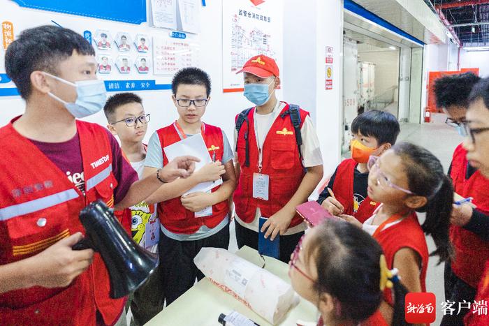 南国小记者化身“小小导购员”走进深免海口观澜湖免税城 学做销售小能手