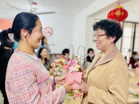 学习插花、编织挂件、制作甜品……宝山这个镇开展丰富多彩的母亲节主题活动