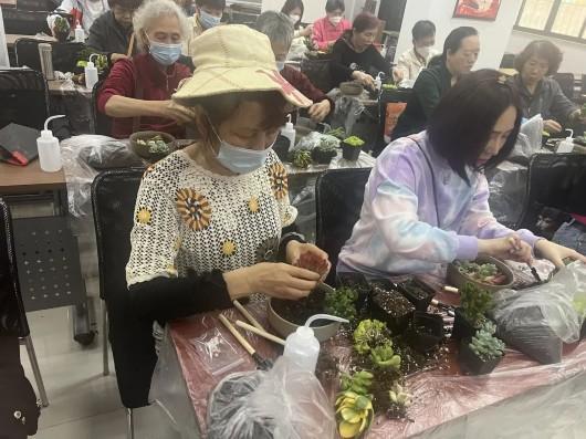 学习插花、编织挂件、制作甜品……宝山这个镇开展丰富多彩的母亲节主题活动