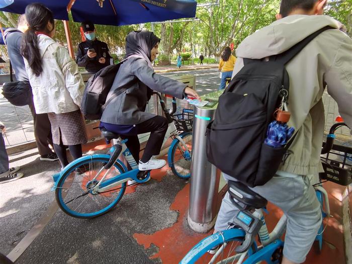 大学校门能否打开？上海部分高校只限亲友进出，催生黄牛倒卖“门票”