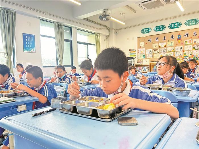 学校餐食是否干净卫生？校长建立“试餐制”护航饮食安全 让每个孩子都吃上“安心菜”