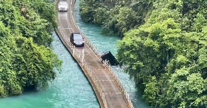 追光 | 湖北恩施一景区网红浮桥坠车 当地曾发文邀游客来此“感受速度和激情”