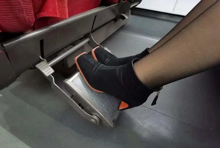 重庆高铁变轨时身姿“灵动”，网友调侃：这高铁怎么蛇里蛇气的！