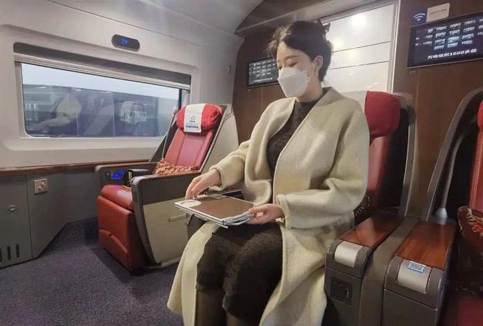 重庆高铁变轨时身姿“灵动”，网友调侃：这高铁怎么蛇里蛇气的！