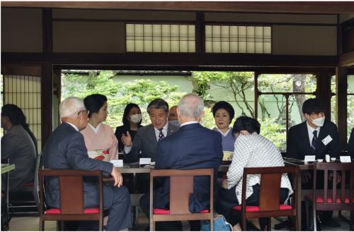 驻大阪总领事薛剑出席驻大阪总领馆举办的中日和平友好条约缔结45周年纪念“以茶会友”中日文化交流中国茶会