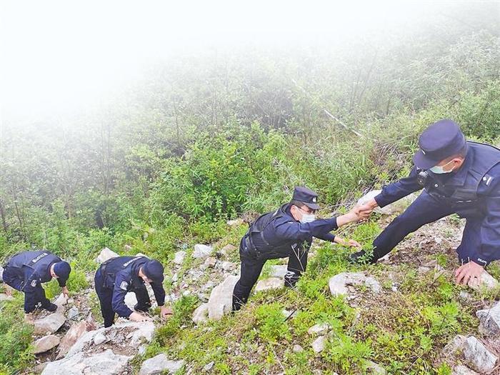 日喀则边境管理支队立新边境派出所尼玛普执勤点民警：“披荆斩棘”去巡逻