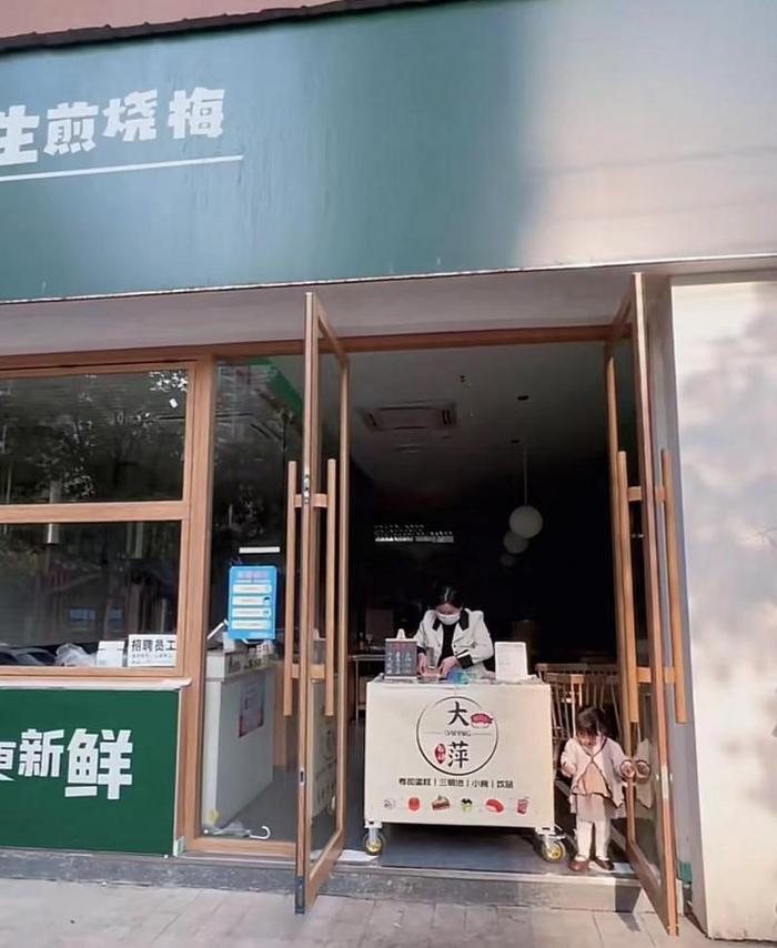 宝妈街头带娃卖寿司1元合租早餐店店面 店主：相信她有能力后也会帮助别人