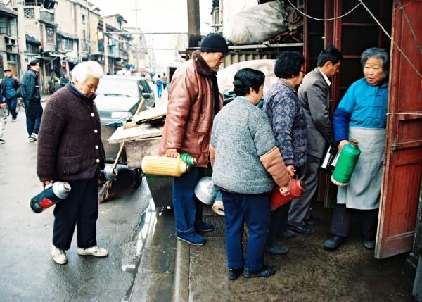 原来，老早上海人就这么会节约用水！老虎灶、给水站你还有印象吗？| 新民老照片