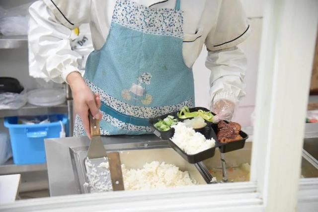 菜品丰富、好吃不贵！松江这家开了11年的社区食堂，你来过吗？