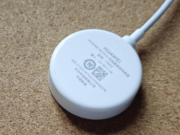大家一定要使用官方充电器,支持快充 图源:品玩lzh